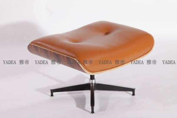 橙色核桃木贴皮的伊姆斯休闲椅（Walnut Eames Lounge Chair In Orange Leather）